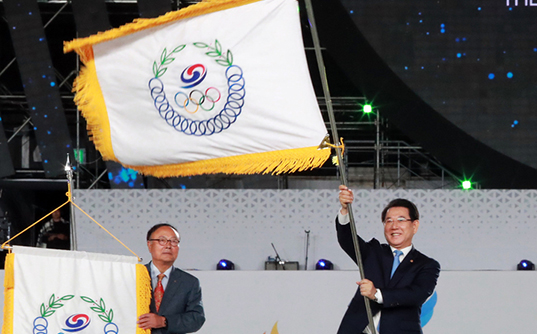 전남도 '2023년 전국체전' 개최 준비 속도…대회기 인수